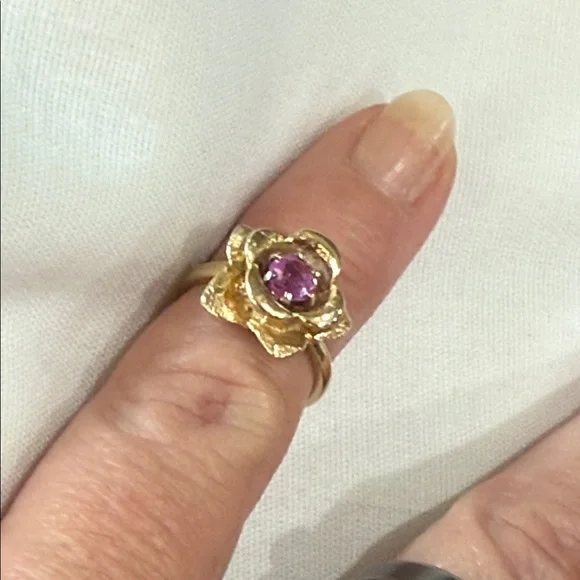 Solid 14K Gold Rare Vintage Floral 3 gram Ring with Genuine Ruby Stone. Size 3